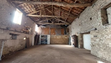 Maison au centre du village Prats du Périgord, 92m2, 4 pièces, 3 chambres, jardin, puits, grange avec fort potentiel.