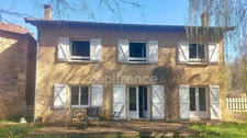 Maison au centre du village Prats du Périgord, 92m2, 4 pièces, 3 chambres, jardin, puits, grange avec fort potentiel.