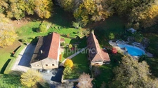 A vendre. Ensemble de 250m² à Tursac (24) avec maison d'habitation, gîte, piscine lagon sur près de 1,5 hectares de terrain en partie boisé. possibilité de création d'une auberge. Source. Géothermie