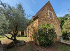 A fully renovated character property with swimming pool, unobstructed views and an exceptional setting in the heart of the Périgord Noir