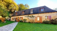 A vendre. Ensemble de 250m² à Tursac (24) avec maison d'habitation, gîte, piscine lagon sur près de 1,5 hectares de terrain en partie boisé.