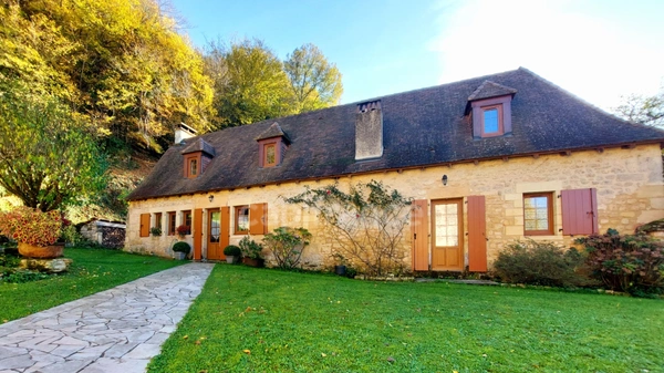 A vendre. Ensemble de 250m² à Tursac (24) avec maison d'habitation, gîte, piscine lagon sur près de 1,5 hectares de terrain en partie boisé.