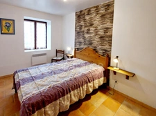 A vendre. Ensemble de 250m² à Tursac (24) avec maison d'habitation, gîte, piscine lagon sur près de 1,5 hectares de terrain en partie boisé. possibilité de création d'une auberge. Source. Géothermie