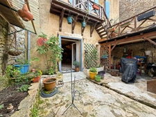 Maison de ville, Villefranche du Périgord, 140m2, totalement rénovée et meublée, cave voutée. Idéal résidence secondaire ou location meublée