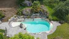 A vendre. Ensemble de 250m² à Tursac (24) avec maison d'habitation, gîte, piscine lagon sur près de 1,5 hectares de terrain en partie boisé. possibilité de création d'une auberge. Source. Géothermie