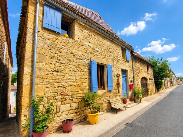 Maison de ville, Villefranche du Périgord, 140m2, totalement rénovée et meublée, cave voutée. Idéal résidence secondaire ou location meublée