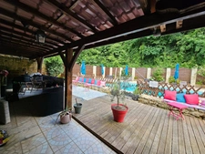 For sale, a 364 m² house surrounded by more than 2.5 hectares of land in Carsac-Aillac with 3 furnished gîtes, a main house and a swimming pool.
