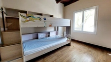 Maison au centre du village Prats du Périgord, 92m2, 4 pièces, 3 chambres, jardin, puits, grange avec fort potentiel.