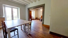 Maison au centre du village Prats du Périgord, 92m2, 4 pièces, 3 chambres, jardin, puits, grange avec fort potentiel.