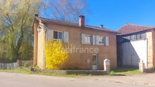 Maison au centre du village Prats du Périgord, 92m2, 4 pièces, 3 chambres, jardin, puits, grange avec fort potentiel.