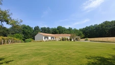 Maison 135m² au calme sans travaux, 4 chambres, garage et carport, terrain plat environ 2500m² à Meyrals