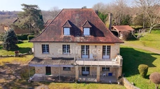 Maison familiale de 244m² à Belvès, 8 pièces, 5 chambres, avec vue dégagée et appartement spacieux indépendant, terrain de 3088m².