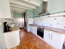 Maison au centre du village Prats du Périgord, 92m2, 4 pièces, 3 chambres, jardin, puits, grange avec fort potentiel.