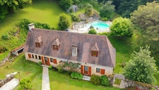 A vendre. Ensemble de 250m² à Tursac (24) avec maison d'habitation, gîte, piscine lagon sur près de 1,5 hectares de terrain en partie boisé. possibilité de création d'une auberge. Source. Géothermie
