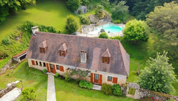 A vendre. Ensemble de 250m² à Tursac (24) avec maison d'habitation, gîte, piscine lagon sur près de 1,5 hectares de terrain en partie boisé. possibilité de création d'une auberge. Source. Géothermie