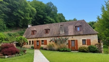 A vendre. Ensemble de 250m² à Tursac (24) avec maison d'habitation, gîte, piscine lagon sur près de 1,5 hectares de terrain en partie boisé. possibilité de création d'une auberge. Source. Géothermie