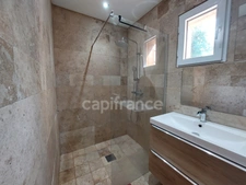 Ensemble immobilier 185m², 3 habitations indépendantes, grange, garage, love room, bonne rentabilité financière.
