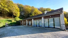 A vendre. Ensemble de 250m² à Tursac (24) avec maison d'habitation, gîte, piscine lagon sur près de 1,5 hectares de terrain en partie boisé. possibilité de création d'une auberge. Source. Géothermie