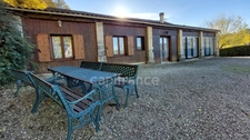 A vendre. Ensemble de 250m² à Tursac (24) avec maison d'habitation, gîte, piscine lagon sur près de 1,5 hectares de terrain en partie boisé. possibilité de création d'une auberge. Source. Géothermie