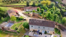 Ensemble immobilier 185m², 3 habitations indépendantes, grange, garage, love room, bonne rentabilité financière.
