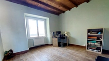 Maison au centre du village Prats du Périgord, 92m2, 4 pièces, 3 chambres, jardin, puits, grange avec fort potentiel.