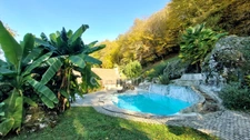 A vendre. Ensemble de 250m² à Tursac (24) avec maison d'habitation, gîte, piscine lagon sur près de 1,5 hectares de terrain en partie boisé. possibilité de création d'une auberge. Source. Géothermie