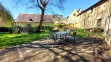 Maison au centre du village Prats du Périgord, 92m2, 4 pièces, 3 chambres, jardin, puits, grange avec fort potentiel.