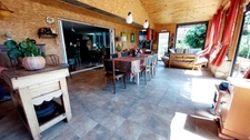 Maison de plain-pied rénovée avec piscine, terrasse couverte de 50 m² et chalet indépendant – Périgord Noir