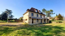 Maison familiale de 244m² à Belvès, 8 pièces, 5 chambres, avec vue dégagée et appartement spacieux indépendant, terrain de 3088m².