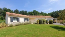 Maison 135m² au calme sans travaux, 4 chambres, garage et carport, terrain plat environ 2500m² à Meyrals
