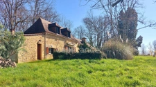 Maison en pierres à Coux et Bigaroque 150m² avec 6 pièces, 3 chambres, 2 garages et atelier, terrain de 5577m², sans vis à vis au coeur de la nature.