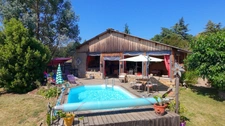Maison de plain-pied rénovée avec piscine, terrasse couverte de 50 m² et chalet indépendant – Périgord Noir