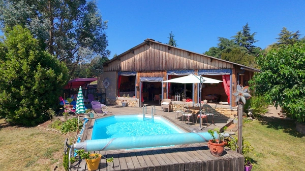 Maison de plain-pied rénovée avec piscine, terrasse couverte de 50 m² et chalet indépendant – Périgord Noir