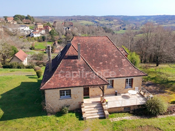 Maison familiale de 244m² à Belvès, 8 pièces, 5 chambres, avec vue dégagée et appartement spacieux indépendant, terrain de 3088m².