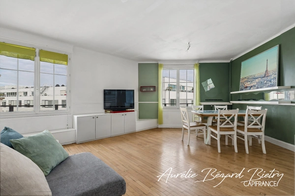 Appartement très lumineux en étage élevé