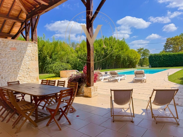 DEUX MAISONS EN UNE • 10 CHAMBRES • 2 PISCINES • JUSQU’À 10 HA SAINT GEORGES (47)