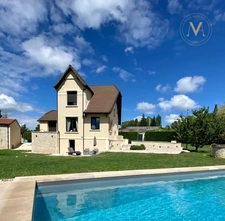 Maison de ville haut de gamme avec piscine, rénovée, proche du centre ville de PRAYSSAC (46)