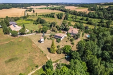 PROPRIÉTÉ DE CARACTÈRE SUR 18 HECTARES – GÎTES, SALLE DE RÉCEPTION, LAC ET FORT POTENTIEL D’EXPLOITATION CAUDECOSTE (47)