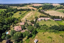 PROPRIÉTÉ DE CARACTÈRE SUR 18 HECTARES – GÎTES, SALLE DE RÉCEPTION, LAC ET FORT POTENTIEL D’EXPLOITATION CAUDECOSTE (47)