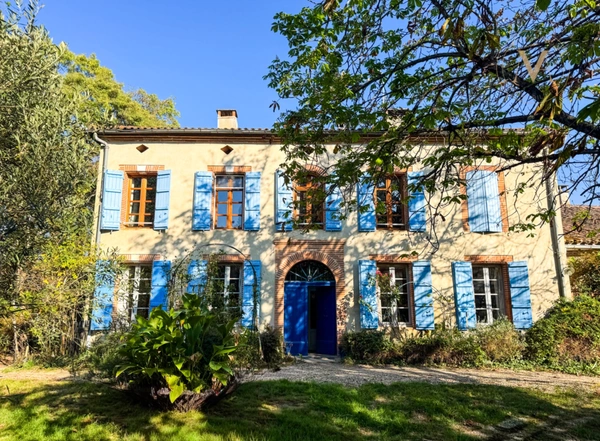 Propriété équestre de charme sur 5 hectares, offrant une spacieuse demeure familiale dans un cadre naturel préservé proche de MERLES (82)