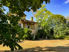 Manoir de caractère avec piscine intérieure, gîte et 11,6 hectares de nature préservée – LACAPELLE CABANAC (46)