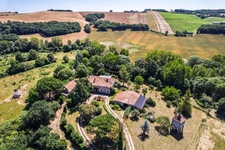 PROPRIÉTÉ DE CARACTÈRE SUR 18 HECTARES – GÎTES, SALLE DE RÉCEPTION, LAC ET FORT POTENTIEL D’EXPLOITATION CAUDECOSTE (47)