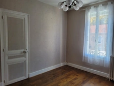 Maison de ville 4 pièces à vendre, avec véranda, cour et garage, VICHY (03)