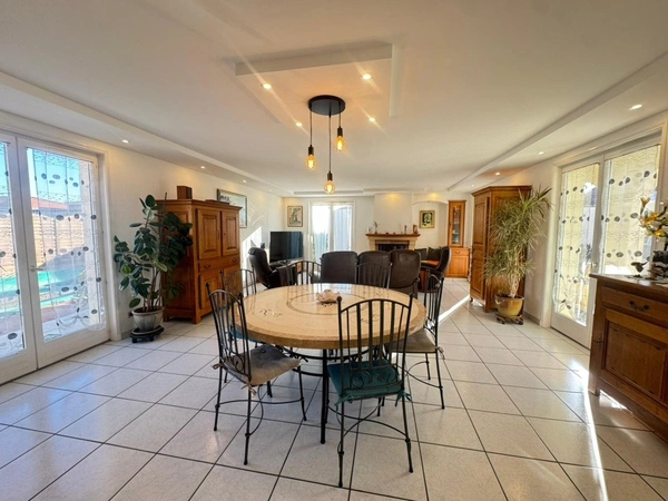 Maison familiale avec piscine – À deux pas du centre de Saint-Rambert