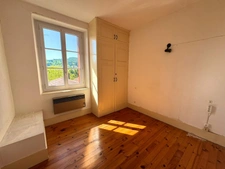 Maison de bourg avec terrasse et dépendance – Fort potentiel à Luriecq (42380)