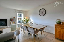 THURINS : Très bel appartement T3 + garage avec vue en dernier étage