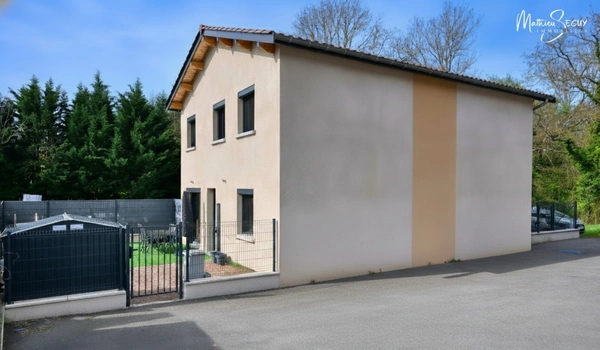 THURINS - MAISON récente P3 + Espace bureau avec cour de 60m² + 2 Parkings