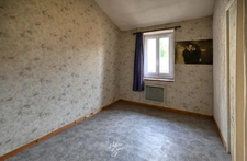 SAINT GENIS LAVAL - Maison de village avec courette et grand garage