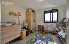 THURINS - Appartement récent P3 + Espace bureau avec cour de 60m² + 2 Parkings