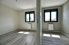THURINS - MAISON récente P3 + Espace bureau avec cour de 60m² + 2 Parkings